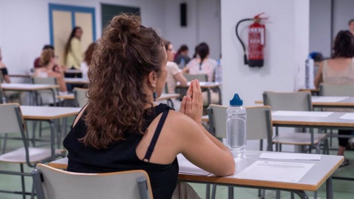 Opositora juntando las manos en un examen.