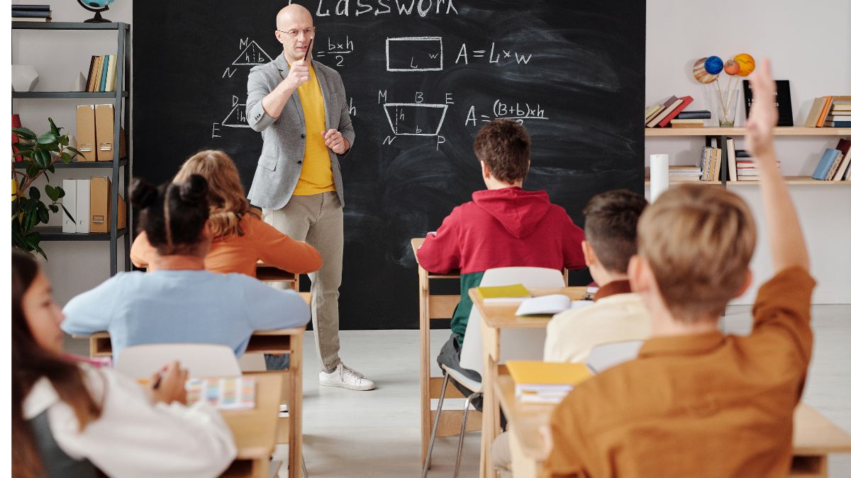 Un profesor impartiendo clase.