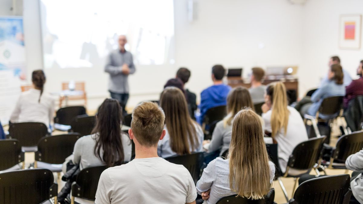 Profesor de secundaria imparte clase.