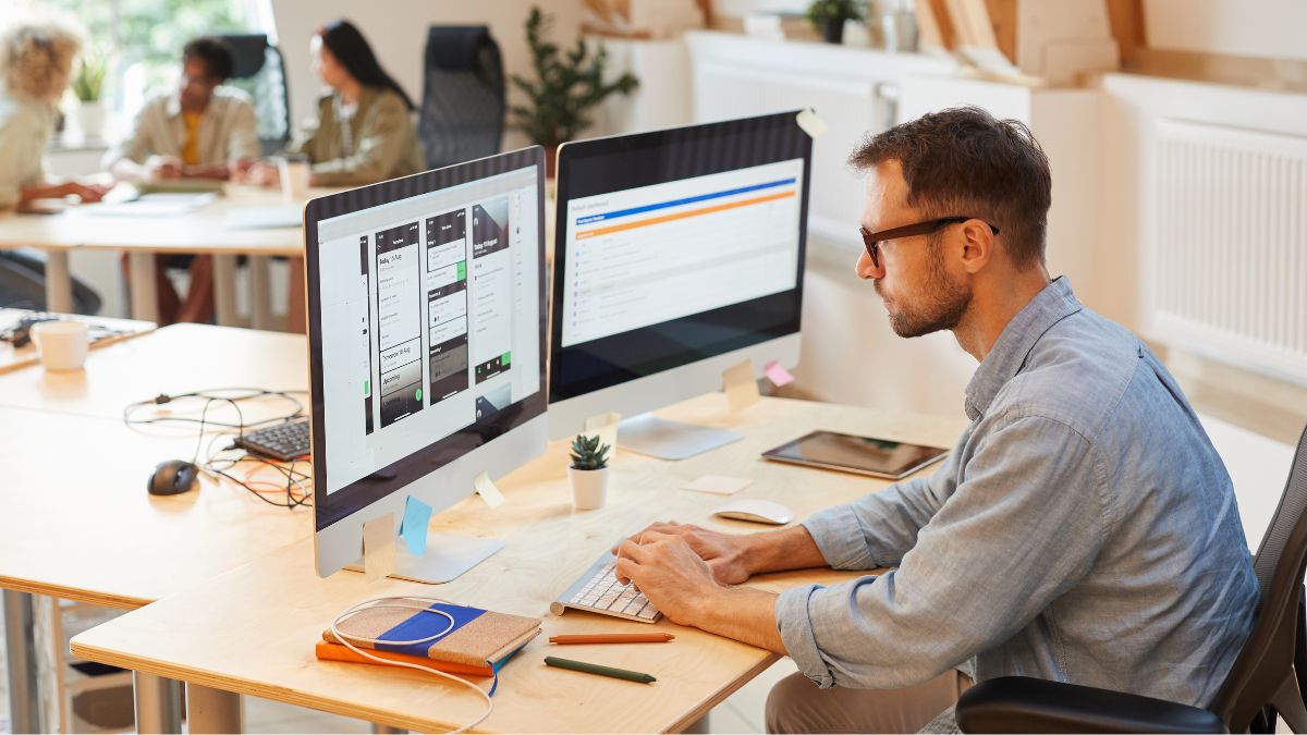 Un programador trabaja en una oficina