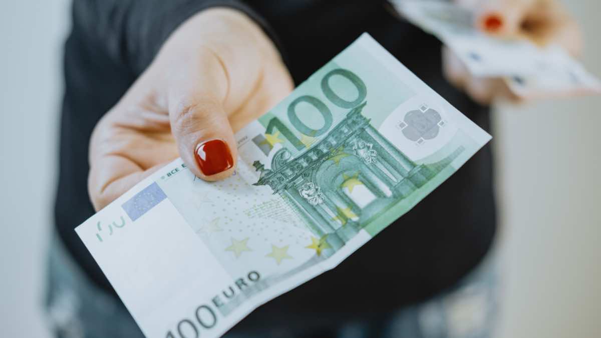 Dar dinero