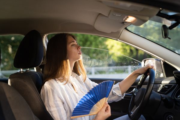 Mujer pasa calor en el coche 