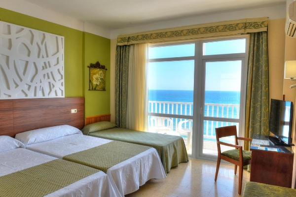 Habitación del hotel Entremares, en La Manga