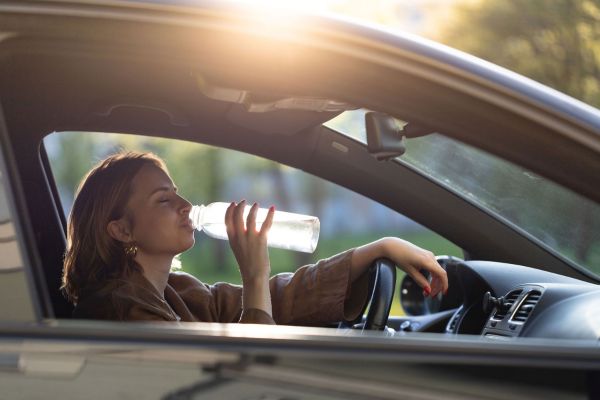 Beber agua en el coche 