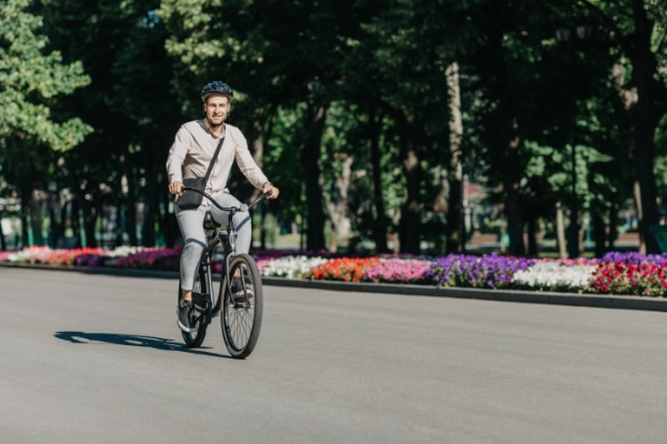 Empleado yendo al trabajo en bicicleta