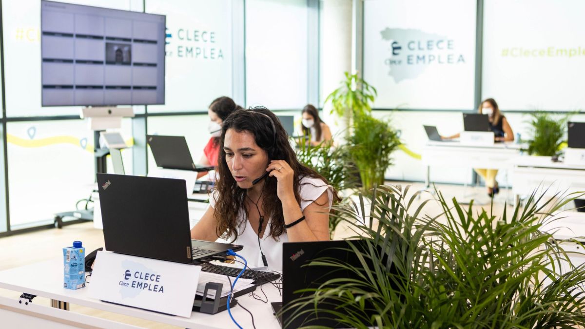 Una técnico de selección laboral de Clece hablando por teléfono.