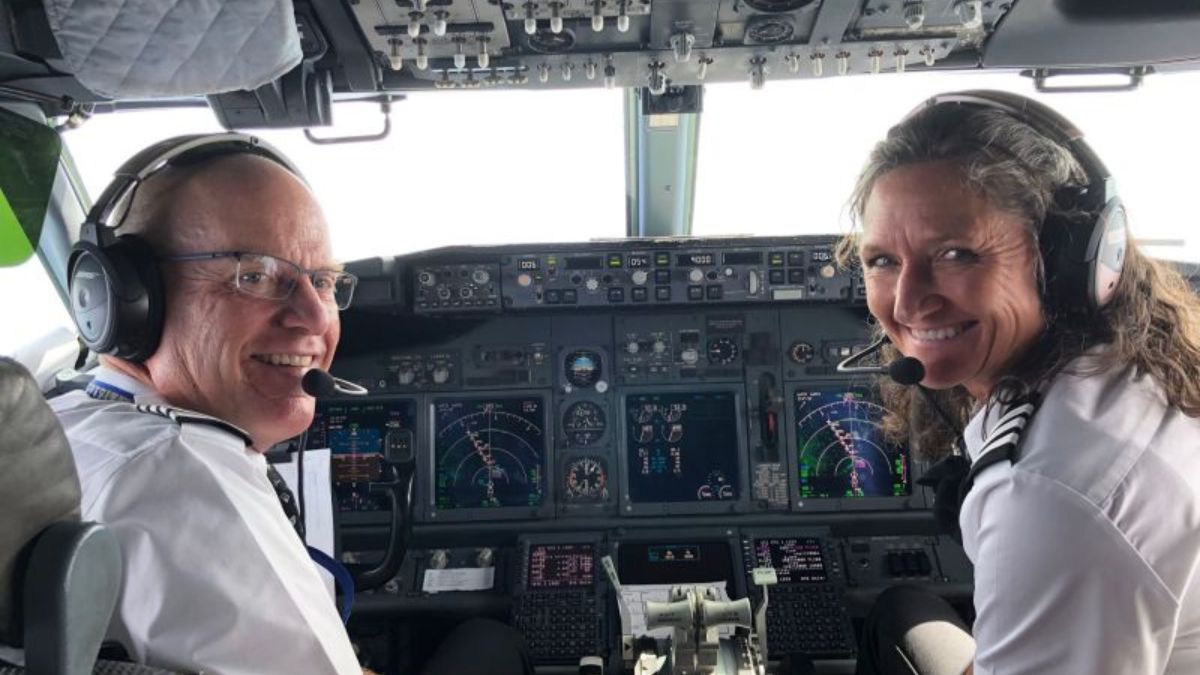 Tizy Hodson con su compañero de vuelo.