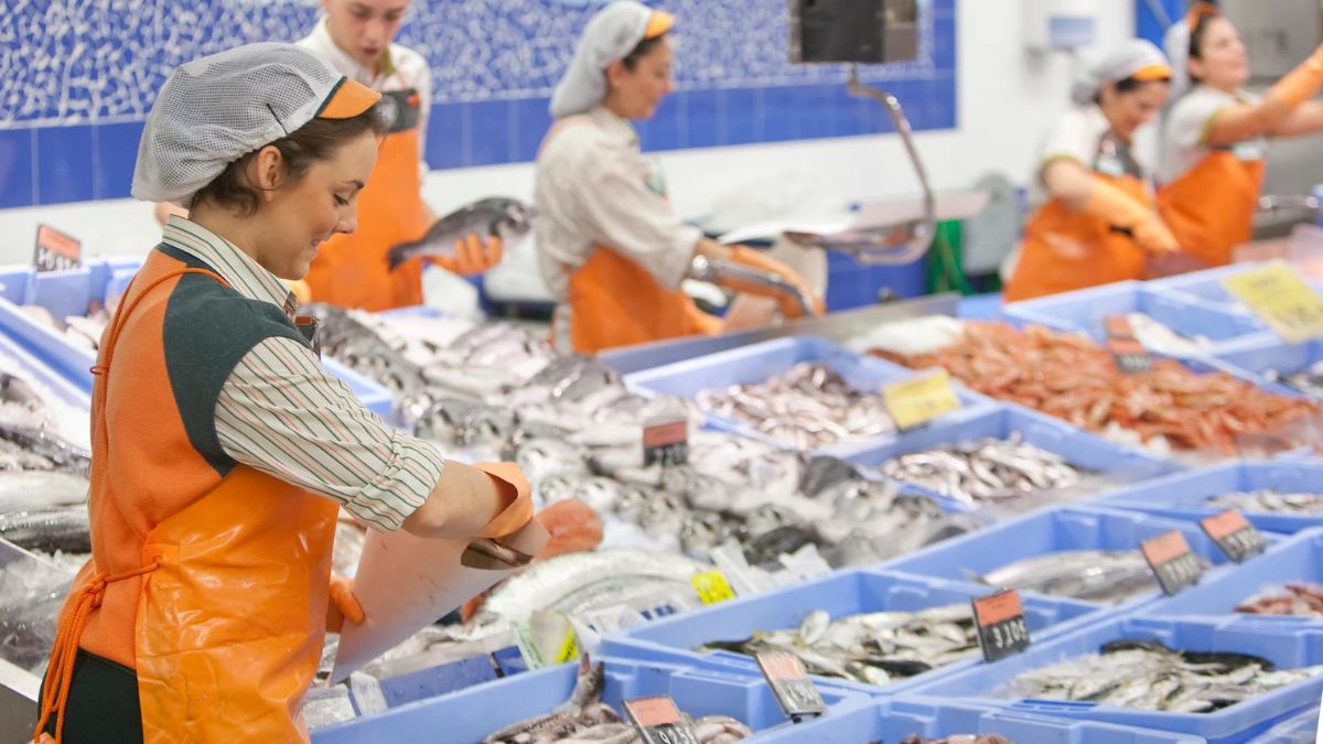 Una trabajadora de la sección de pescadería de Mercadona