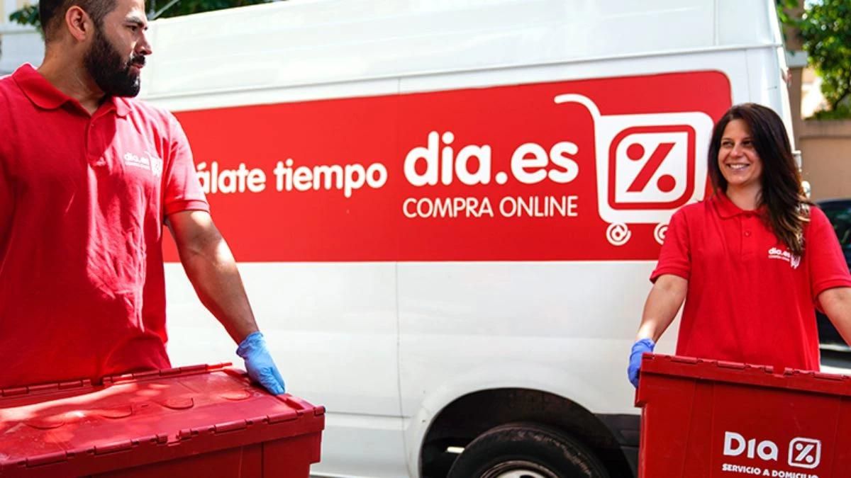 Dos trabajadores de DIA de la sección de pedidos.