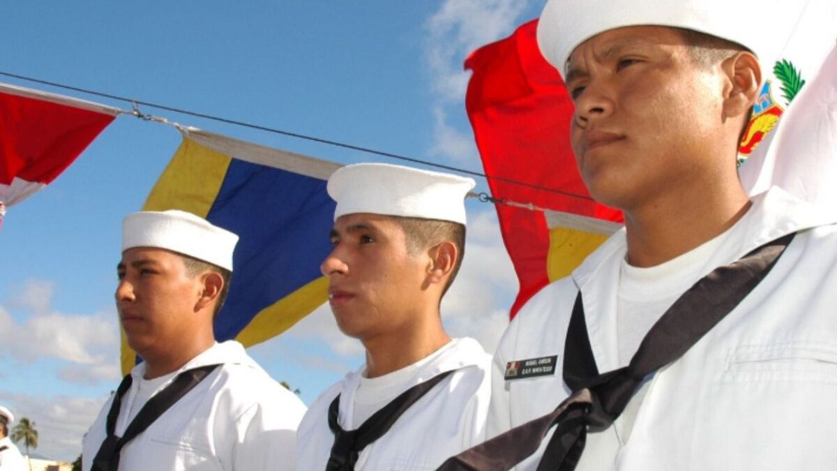 Militares de la Armada con gesto serio