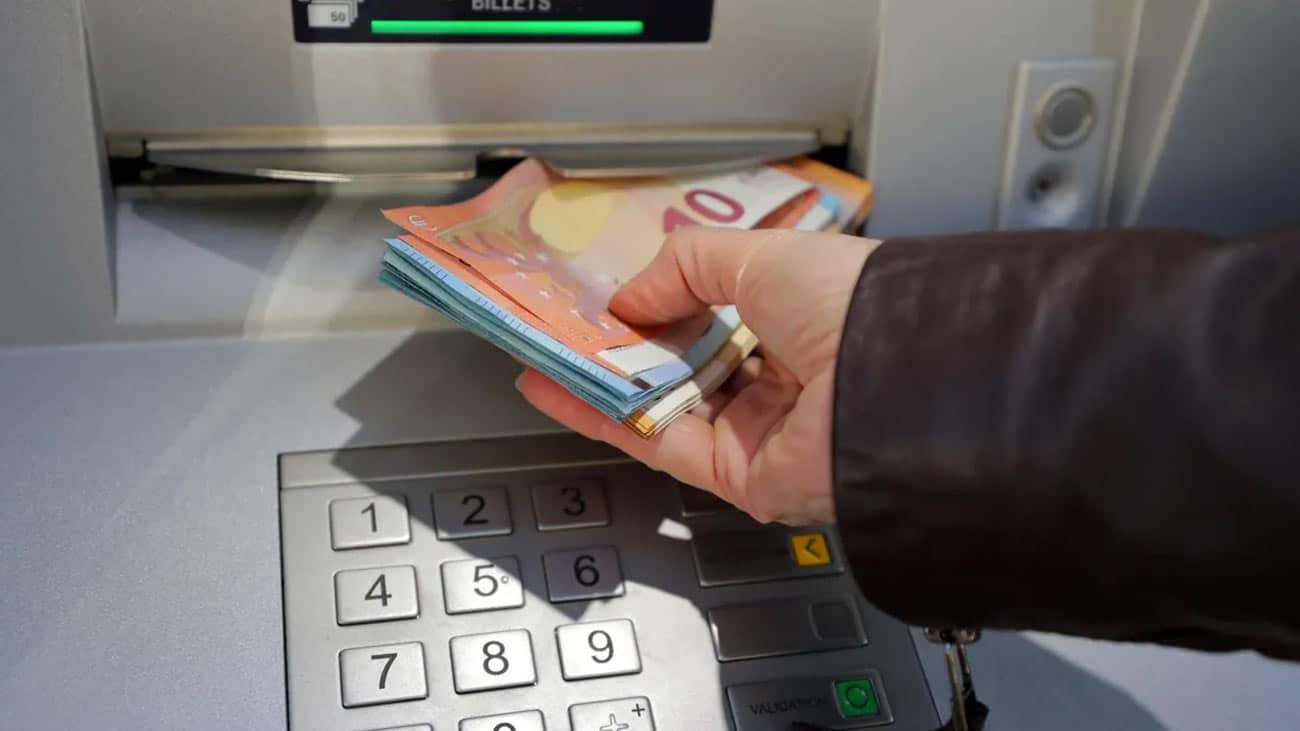 anciano sacando la pension