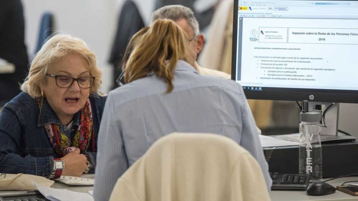 Una ciudadana en ERTE hace la declaración de la renta en una oficina de la Agencia Tributaria