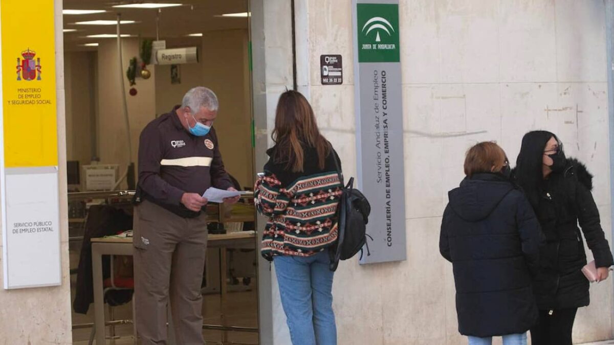 personas haciendo cola en una oficina del SEPE