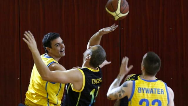 pedro sanchez jugando al Baloncesto