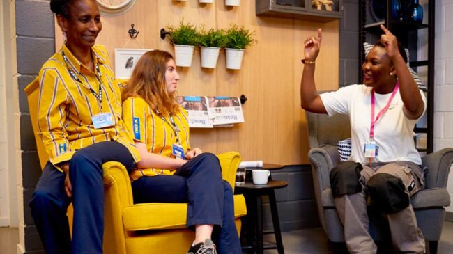 Empleadas de Ikea hablando
